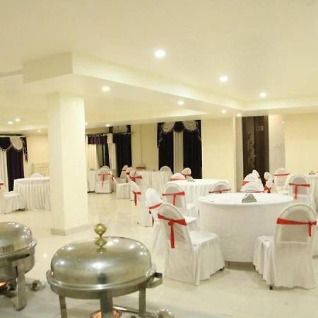 Отель The Grand Orion Chinhat Экстерьер фото