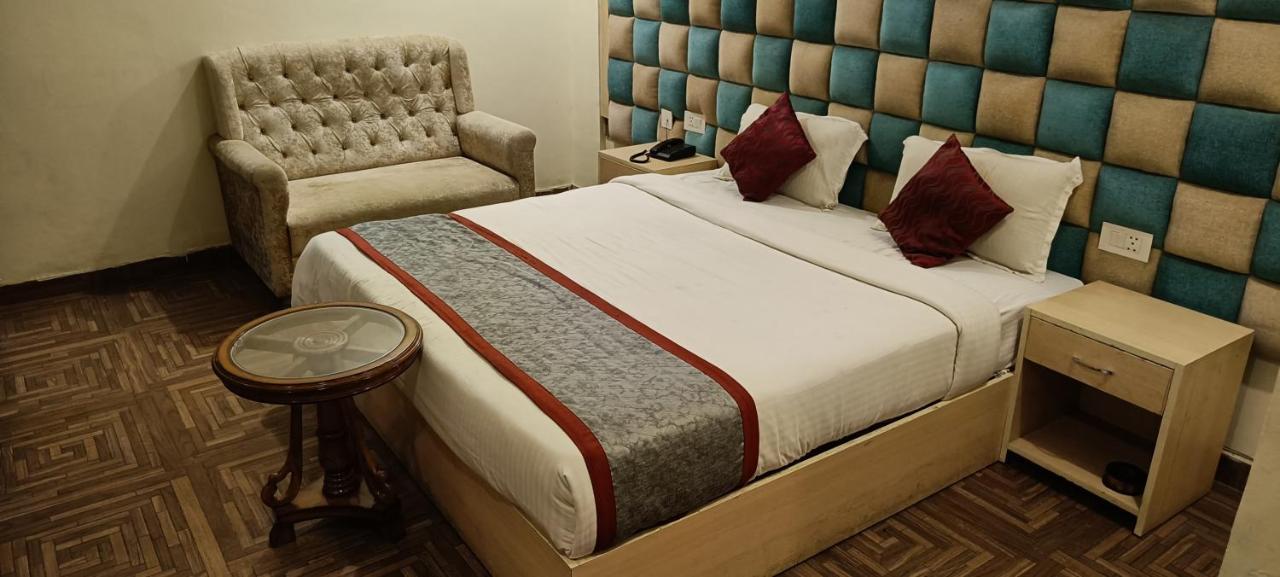 Отель The Grand Orion Chinhat Экстерьер фото