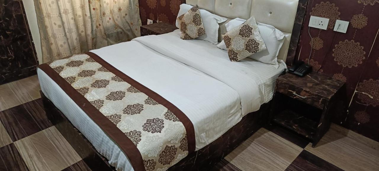 Отель The Grand Orion Chinhat Экстерьер фото