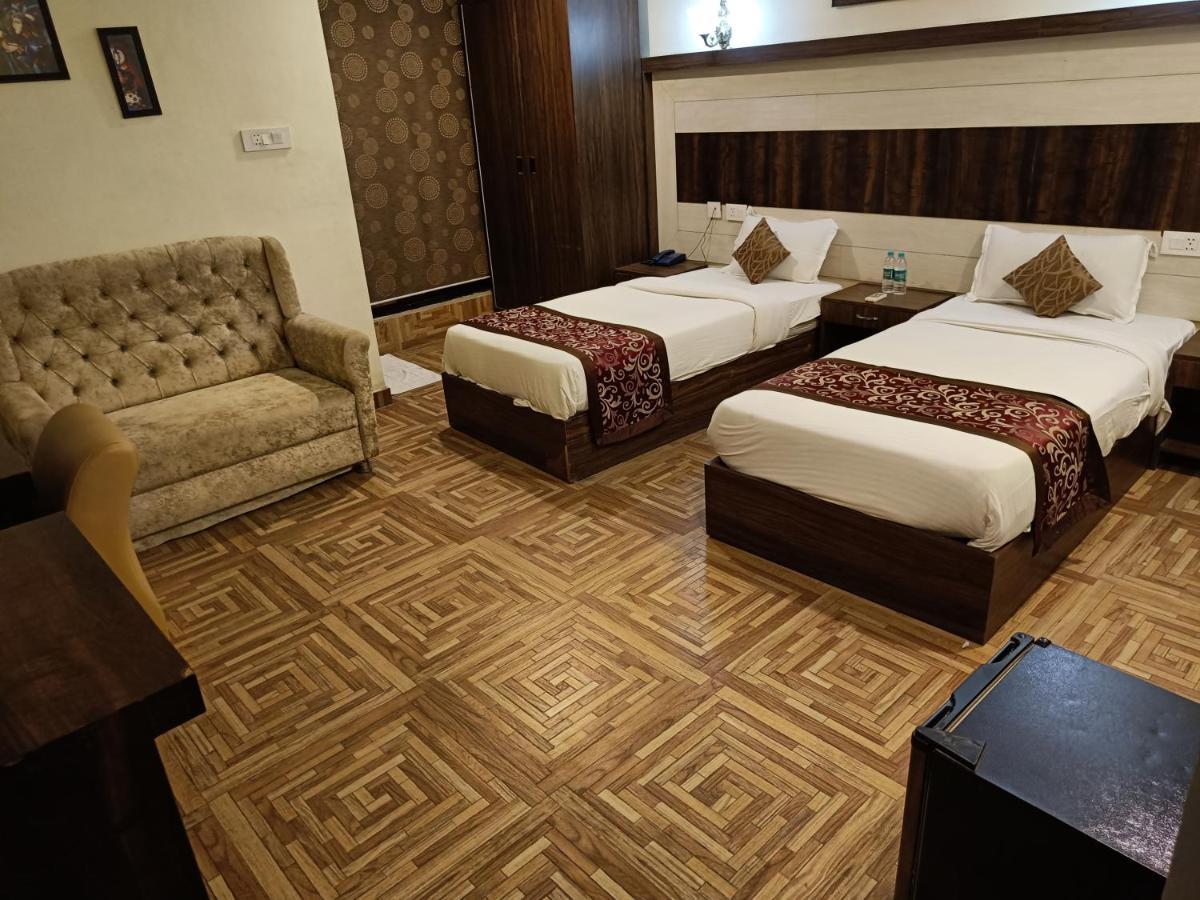 Отель The Grand Orion Chinhat Экстерьер фото