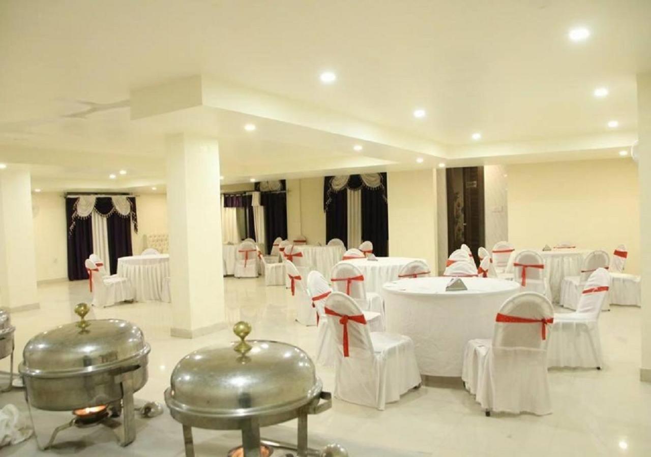 Отель The Grand Orion Chinhat Экстерьер фото